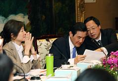總統馬英九、行政院長江宜樺今日下午親上火線，與媽媽監督核電廠聯盟代表見面。圖片來源：中央社。
