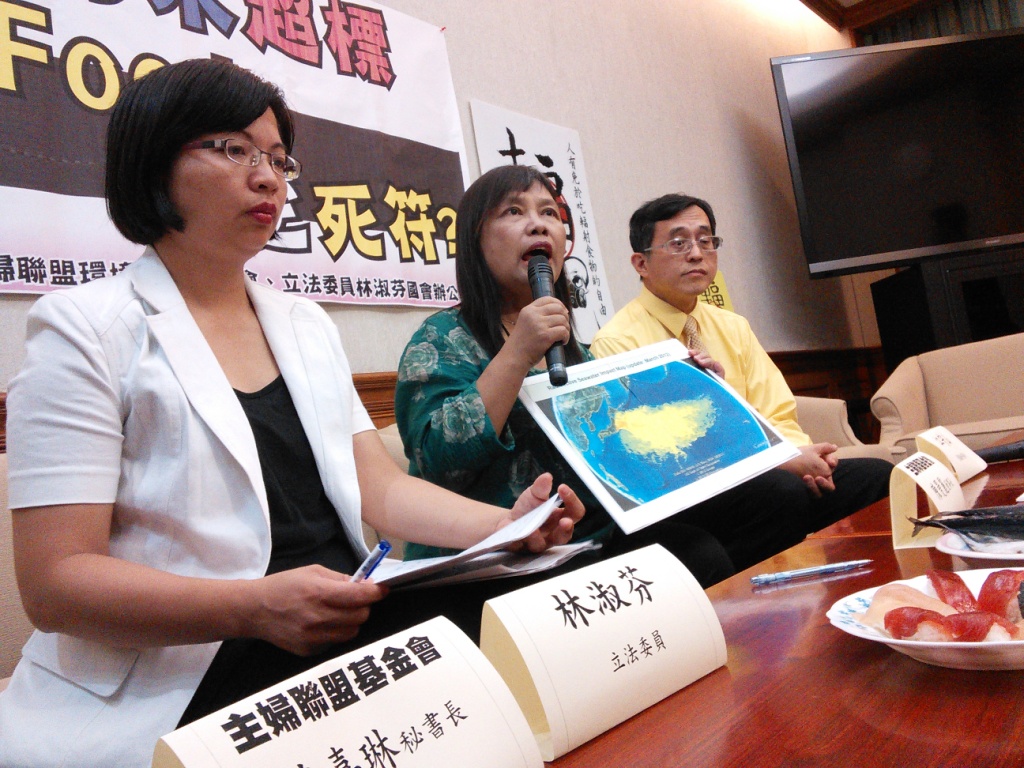 主婦聯盟環境保護基金會，在民進黨立委林淑芬(左)陪同下，針對台灣政府對幅射汙染舉行記者會，主婦聯盟基金會董事長陳曼麗(中)呼籲，政府立刻提高進口食品輻射含量抽檢率、每日更新食品輻射檢測報告並公布。圖：沈妤宣/攝。