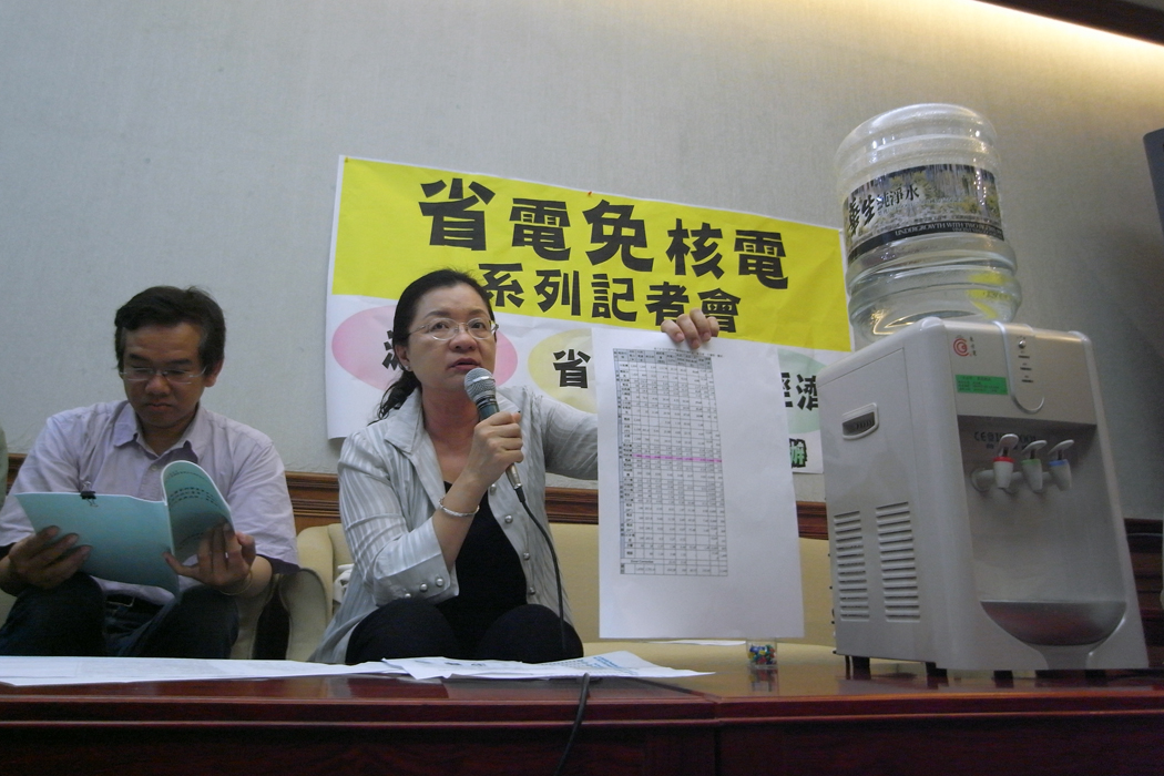 民進黨立委田秋堇今（21）日召開記者會，直指一般家庭及公司行號常見的冷熱水開飲機就是高耗電的產品，她建議民眾可以改用電快煮壺，喝多少煮多少，可以替民眾的荷包省下許多電費。圖：楊宗興/攝
