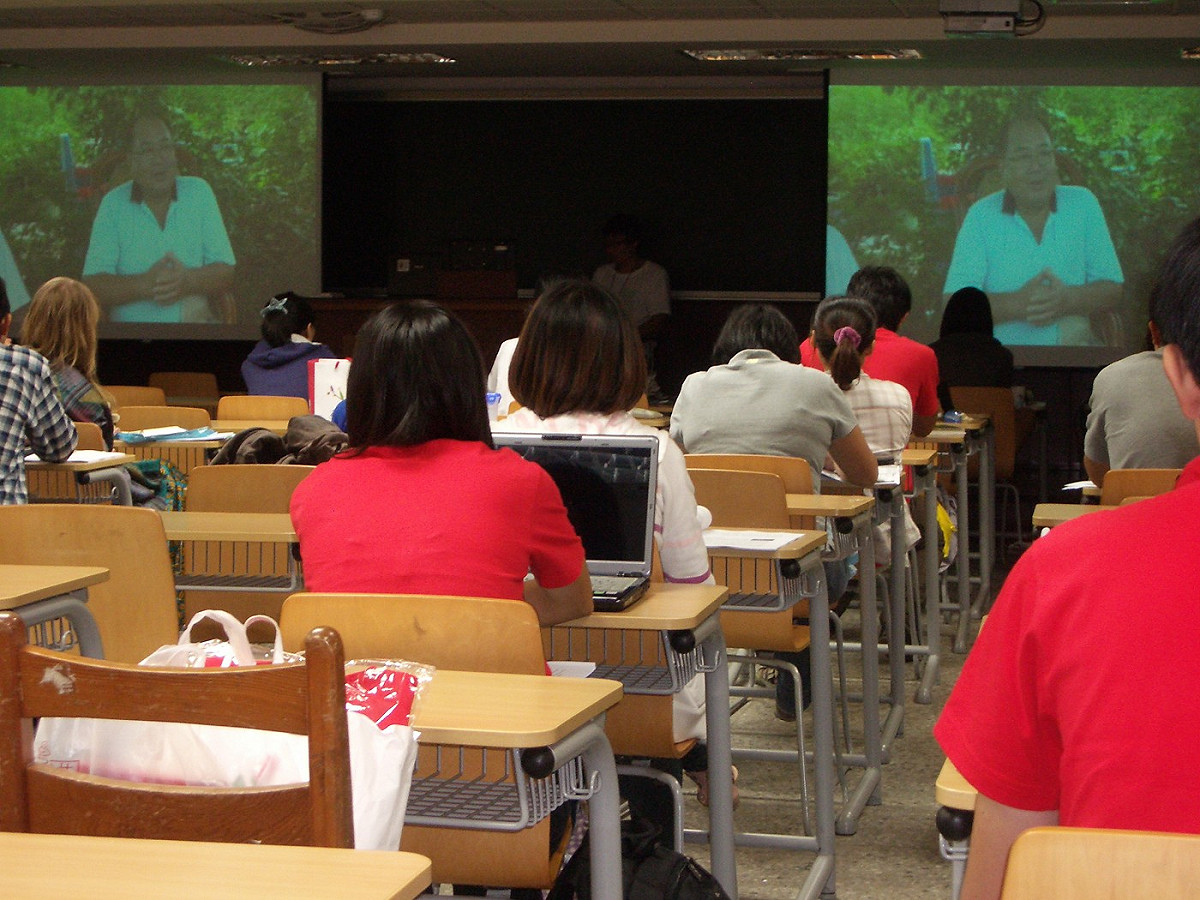 來自各大學校院學生，昨天在台大校園舉辦農村訪調發表會，分享下田耕作的心情。圖：潘肇青攝