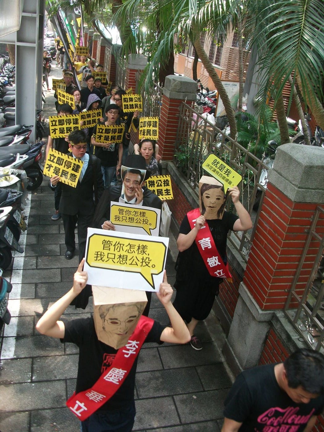 全台廢核行動平台今（23）日號召數10名聲援群眾，赴立法院大門口靜坐抗議，並繞立法院遊行1周「嗆聲」，要求核四爭議不必訴諸公投，應順應民意立即停建。圖：涂鉅旻/攝