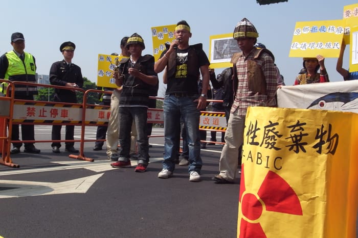 由全台各原住民族組成的「原住民反核廢‧廢核行動聯盟」今天上午前往總統府前凱道陳情，要求台電公司立即將核廢料遷離蘭嶼，並且保證絕對不放在原住民地區。圖：楊宗興/攝