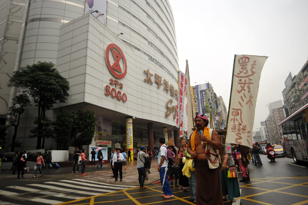 「不要告別東海岸」反美麗灣遊行今（20）日下午從東區出發，雖然一路上雨勢時大時小，但仍有近3000位參與遊行，群眾用2個小時走完4.3公里的遊行路線，終於在將近4時抵達凱達格蘭大道。圖：楊宗興/攝