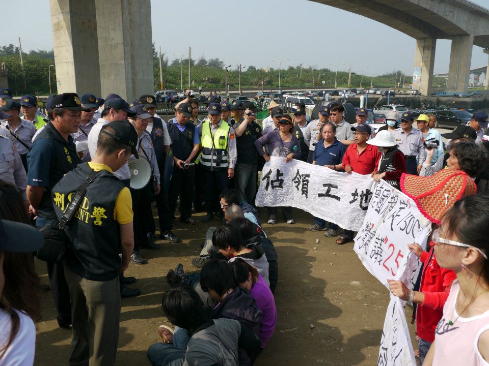 工地現場今天再度發生警民衝突。圖片來源：苑裡反瘋車自救會