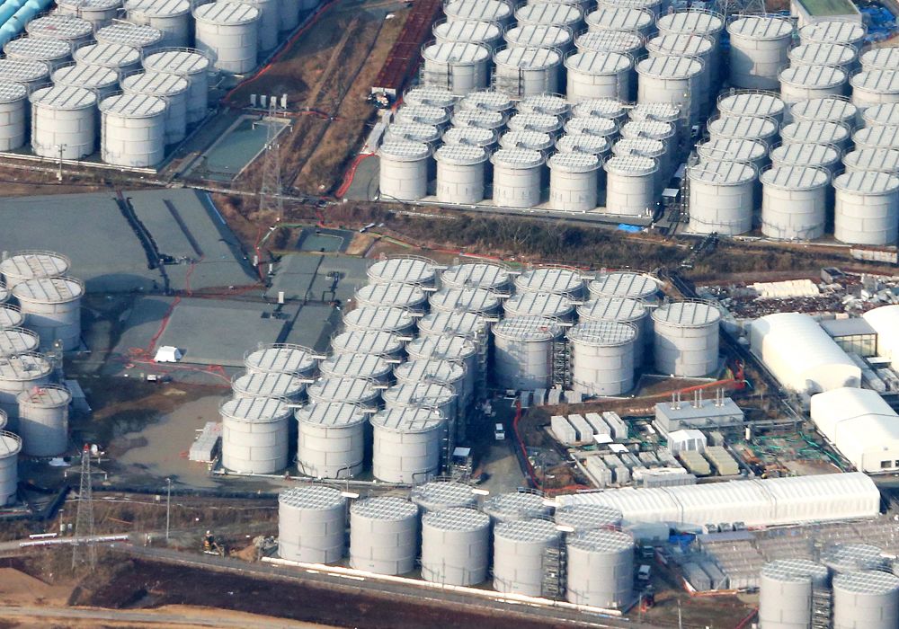 從空中鳥瞰日本福島第一核電廠，到處可見核汙水儲存罐。圖片來源：達志影像/美聯社