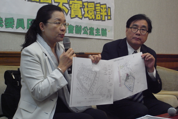 知名媒體人楊憲宏今（6）日上午在立法院召開記者會，指出長永福園預定地本來是南亞塑膠用來掩埋事業廢棄物的地方，他呼籲新北市政府能撤銷環評，搞清楚底下到底埋的是什麼東西。圖：楊宗興/攝。