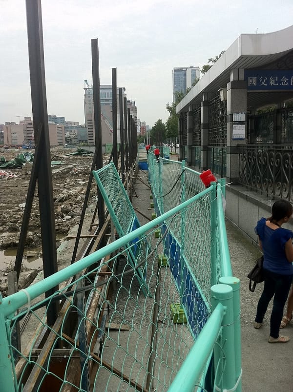 家住大巨蛋工地附近的居民崔茂森表示，自己是建築師，遠雄開工雖然沒有違反建管規定，但工程單位架設的乙種圍籬規格太低，除了高度不夠讓外人容易入侵，還有可能發生工程異物穿越網狀圍籬傷害路上行人的情況，他建議，遠雄應該等阻隔效果更佳的甲種圍籬架設完成後，再進行開工。圖片：楊宗興/攝