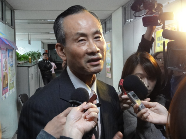 遠雄董事長趙藤雄親自出席巨蛋環評會並做出說明，在各方質疑聲浪中，大巨蛋環評沒做成結論。圖片：王鼎鈞/攝