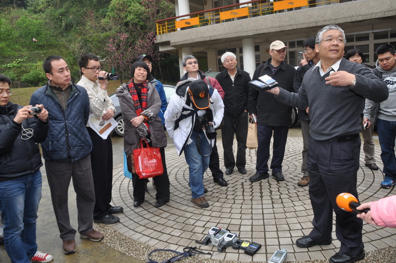 寶山鄉雙溪國小三峰分校在年前被民間團體「台灣環境輻射走調團」，偵測出輻射劑量異常，縣政府今天邀請行政院原能會、原能會核能研究所等4個單位，重回校園複驗。經偵測輻射值都在安全範圍內，對健康無礙圖：陳權欣/攝