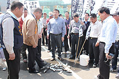中部科學園區后里基地的放流水疑污染大安溪出海口海域，台中大安區居民 2日到后里污水處理場前抗議，並把死魚帶到現場，魚腥味四散。圖片來源:中央社