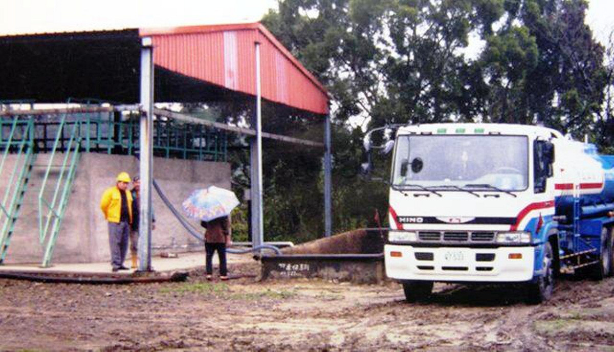 一位老太太因家中地塘與井水充滿油氣向青草湖2號油井工作人員提出抗議。圖片來源：陳權欣/攝。