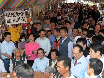 彰化民間辦反國光石化餐會，總統到場時，遭到民眾砲轟，要求馬英九表態。圖片：中央社