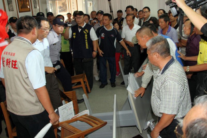 內政部營建署10/28在台南市舉辦北門濕地範圍確認說明會，遭當地漁民激烈抗議。圖：中央社資料照片