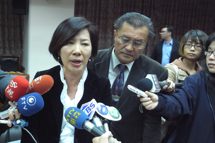 立法院教育及文化委員會今（14）日下午爆發衝突，民進黨立委鄭麗君準備宣讀草案名稱時，遭國民黨立委陳淑慧反對，要求先進行臨時提案，並衝上主席台扯斷麥克風，拉住鄭麗君的手臂，引爆口角衝突。圖：楊宗興/攝