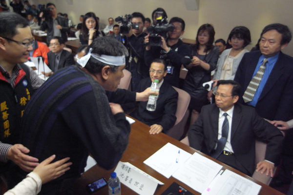 公聽會一開始縣民及縣議員等人情緒激動，王增基更拿著霄裡溪附近的井水，要求沈世宏以及陳福田現場喝下，以表示政府的誠意。不過沈世宏對王增基的要求不予回應。圖片：楊宗興/攝