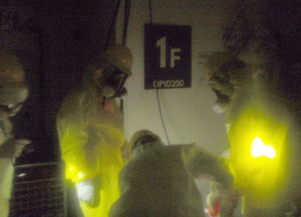 日本原子力規制委員會今(28)日正式將福島核汙水外洩事件的嚴重等級上修至第3級的「嚴重事件」，作業員可能已受輻射感染。圖為福島核電廠中的作業人員。圖片來源：達志影像/路透社資料照片。