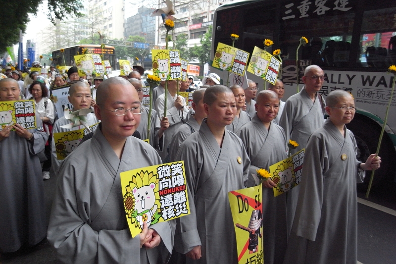 由環保團體所發起的「向日葵廢核大遊行」今天下午正式登場，主辦單位之一的綠色公民行動聯盟表示，希望能夠集結自主公民的力量，讓政府更重視核能的安全與人民的生命財產。圖為宗教團體的遊行隊伍。圖片來源：楊宗興/攝