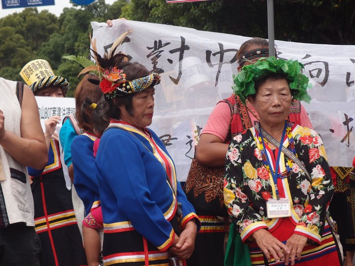 邵族耆老著傳統服飾於凱道抗議祖墳被BOT。圖：陳柔伊/攝