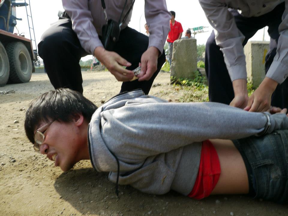 德商英華威公司位於苗栗縣苑裡鎮的風力發電機組工程今（29）日上午再度遭到當地居民阻擋，20多名苑裡居民與聲援學生進入風機工地現場，用肉身阻擋水泥車進入施作。圖片來源：苑裡反瘋車自救會