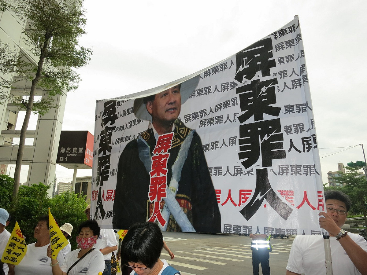 屏東鄉親19日北上抗議曹啟鴻在高屏溪旁蓋火葬場。圖：林朝億/攝影