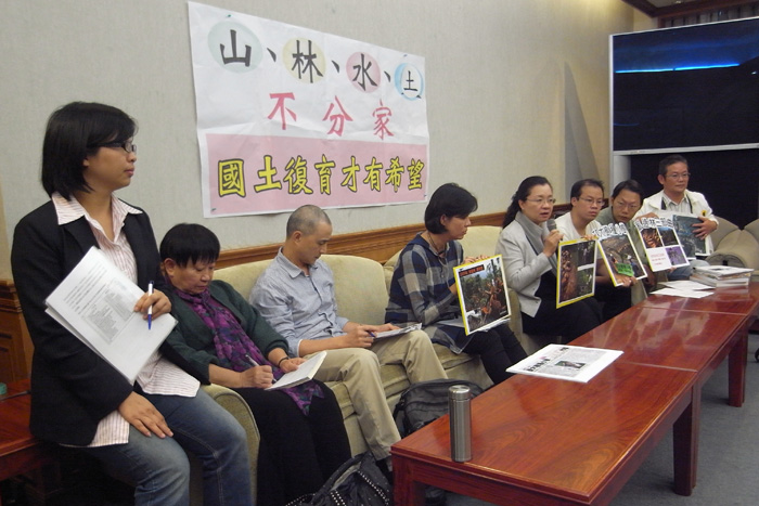 行政院組織改造方案規劃將農委會的林務局、林試所等單位，劃編入環保署升格後的環境資源部，然而卻傳出農委會運作要在升格後的農業部中設立林業司，環保團體今（15）日下午召開記者會表達反對立場。圖：楊宗興/攝