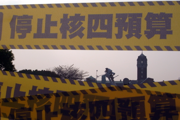 而在遊行當中，主辦單位也在下午4時拉起「核災封鎖線」，將整個5公里的遊行路線團團包圍，向封鎖線內的「博愛特區」表達反對核四及終結核電的立場。圖：楊宗興/攝