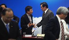 國民黨立法院黨團1日晚間在中央黨部舉行黨團會議，身兼國民黨主席的總統馬英九（後右）和立法院黨團書
記長賴士葆（後中左）交換意見。圖片來源：中央社。