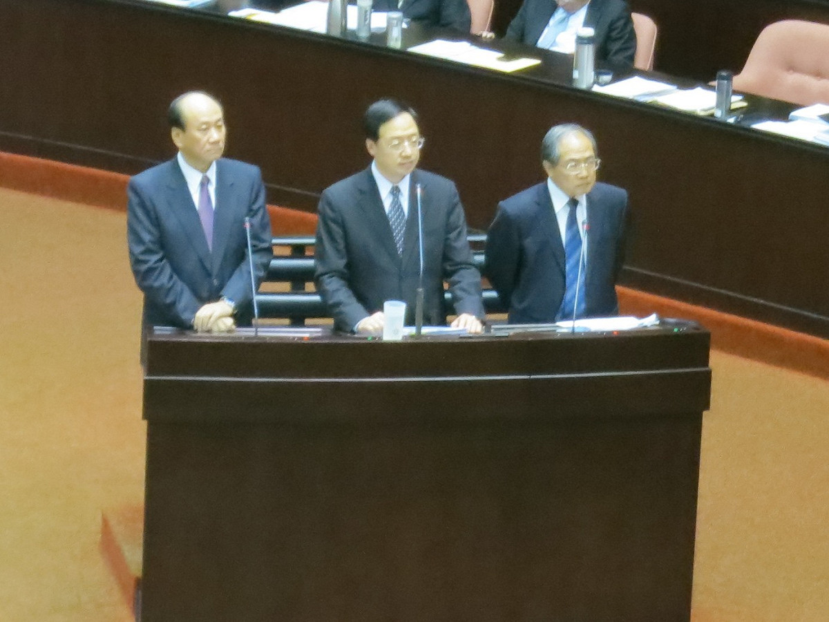 行政院長江宜樺今(8)日在立法院備詢時表示，核四停建，電價將漲10%左右。圖：林朝億/攝
