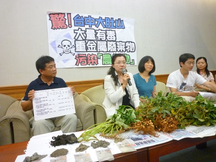 民進黨籍立委黃淑英批評，環保署花了6、7年的時間才查獲整起事件，她強烈質疑環保署有粉飾太平之嫌，讓不肖業者得以違法作業這麼長的時間。圖片來源:張榮哲/攝
