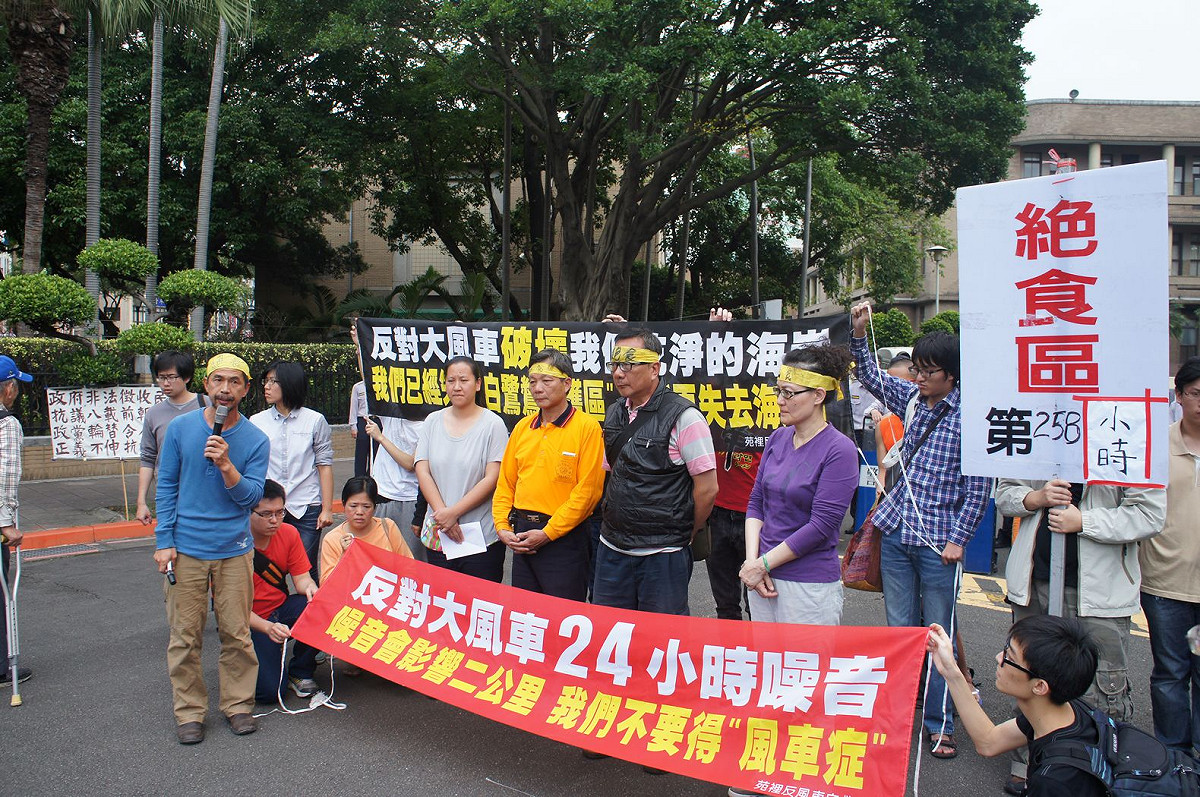 「苑裡反瘋車自救會」與聲援民眾今上午赴行政院前抗議，要求「爭議未決，立即停工」。圖：汪彥成/攝