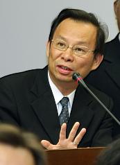 環保署長沈世宏昨天批評部分藝文人士和環保團體是「政治外圍團體」，他今（21）日在立法院表示，他的用意只是點出部分人士的矛盾現象，好讓民眾思考。圖：中央社