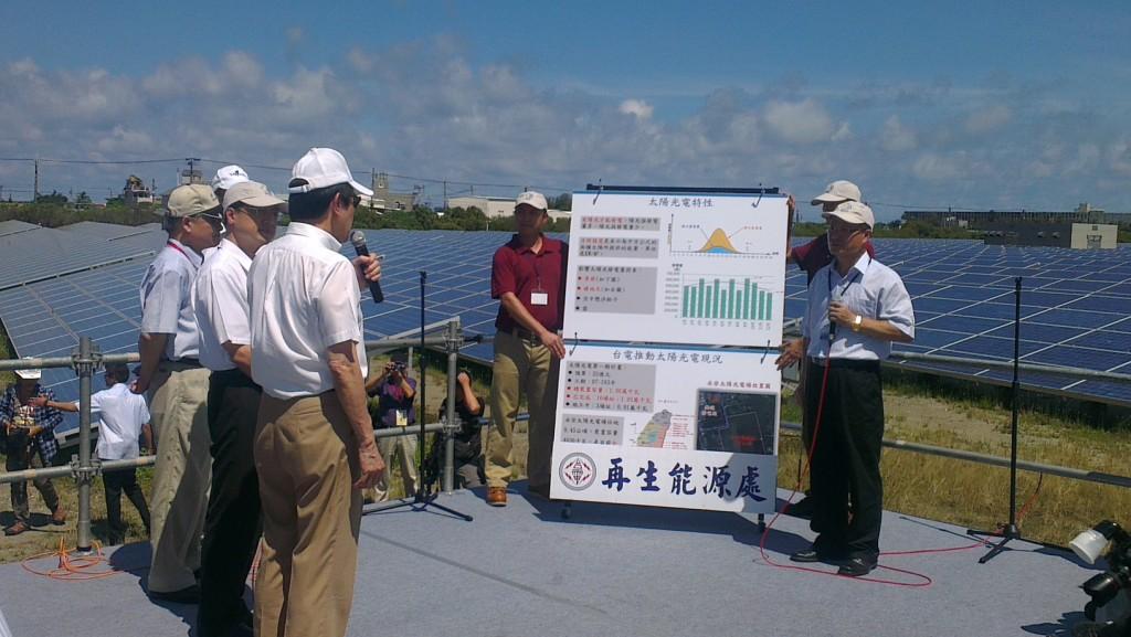 圖為馬總統在太陽能發電板前聽取台電官員有關再生能源簡報。圖：莊豐嘉攝影