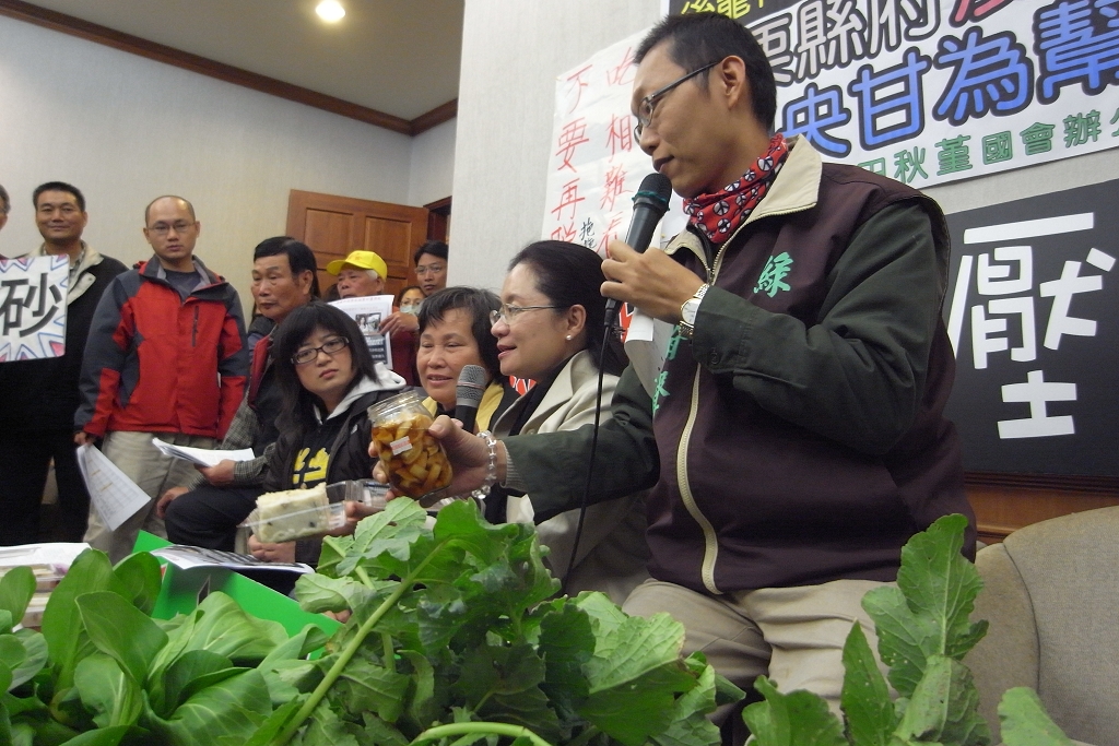 綠黨召集人潘翰聲盛讚：「你看罐子一打開，整個會議室就瀰漫著醃蘿蔔的香氣」足見這片土地的可貴。圖片來源：楊宗興/攝