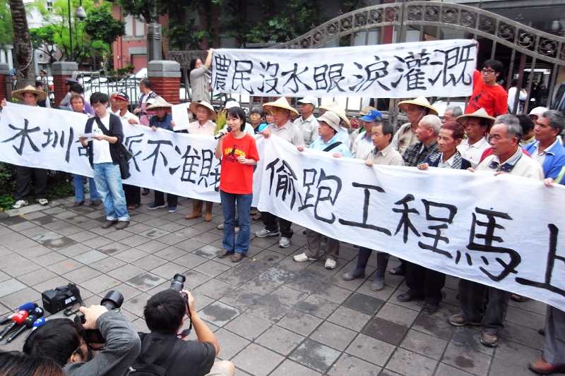 數10名彰化溪州鄉鄉民在立委的陪同下，今天上午北上立法院，他們控訴彰化農田水利會將撥用集集攔河堰的農業用水給中科四期，讓他們農民又要面對無水之苦。圖片：楊宗興/攝