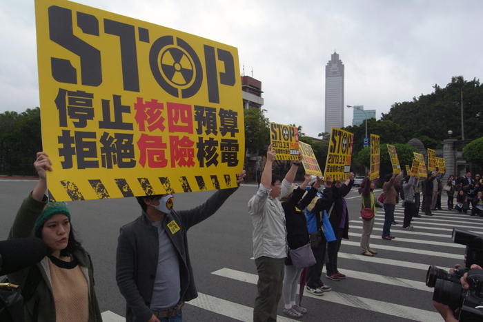 民間團體代表在凱道前高舉反核標語，宣示反對核四追加預算、要求非核家園的決心。圖：楊宗興/ 攝