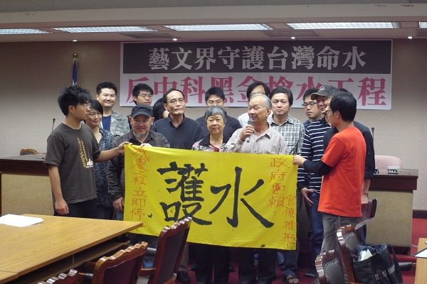 中科四期計畫面臨全面檢討，但其引水工程仍持續進行，引發民間不滿，多位藝文界人士20日召開記者會，聲援農民希望引水工程停工的訴求。圖片：楊宗興/攝