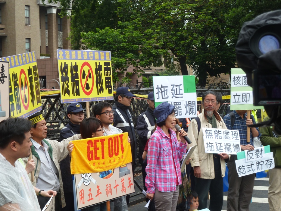 由行政院與民間共同召開的「民間與官方核廢料處置協商平台」歷時1年後，核廢料處理依然無解，全國廢核行動平台等5個團體今(30)日宣布退出平台，不排除採取體制外的在地行動。圖：謝莉慧/攝