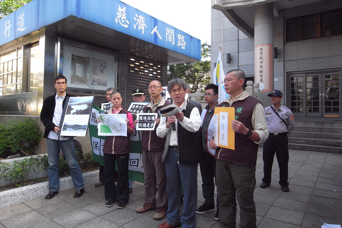 台北大學教授廖本全痛批慈濟，「只有建商會買保護區！」廖本全不解，向來以慈悲濟世為志業的慈濟，曾幾何時變成一家建設公司、開發公司？圖片：楊宗興/攝