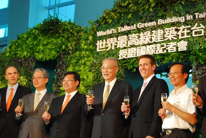 台北101獲得領先能源與環境設計LEED白金級認證，成為全球最高綠建築。左3:台北101董事長林鴻明；右3:行政院院長吳敦義。圖片:黃沛云/攝