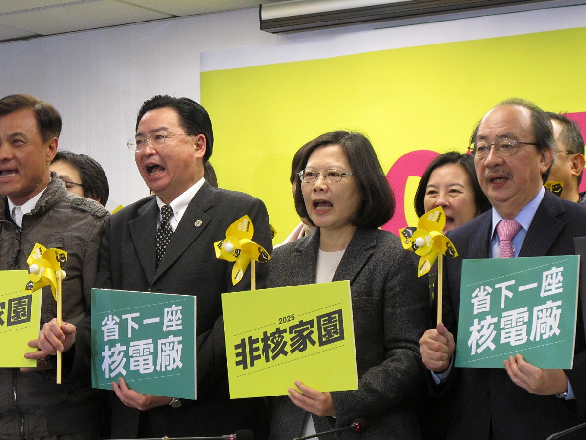 民進黨主席蔡英文11日率領中執委高呼「2025非核家園」，呼籲黨公職參加314廢核大遊行。圖：林朝億/攝