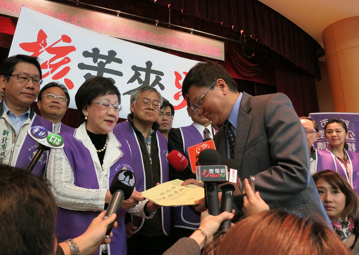 前副總統呂秀蓮與11日在全體民進黨新北市議員陪同下，前往新北市政府遞交新北公投連署書。圖：林朝億/攝