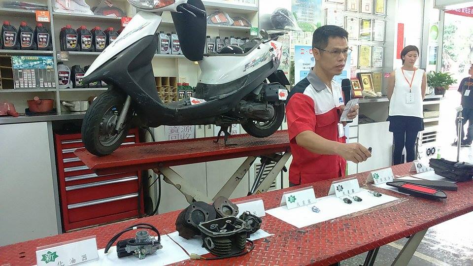 台北市環保局針對汰換二行程機車進行換購補助，並在現場展示說明二行程機車與四行程機車的差別。圖：劉蕙慈/攝