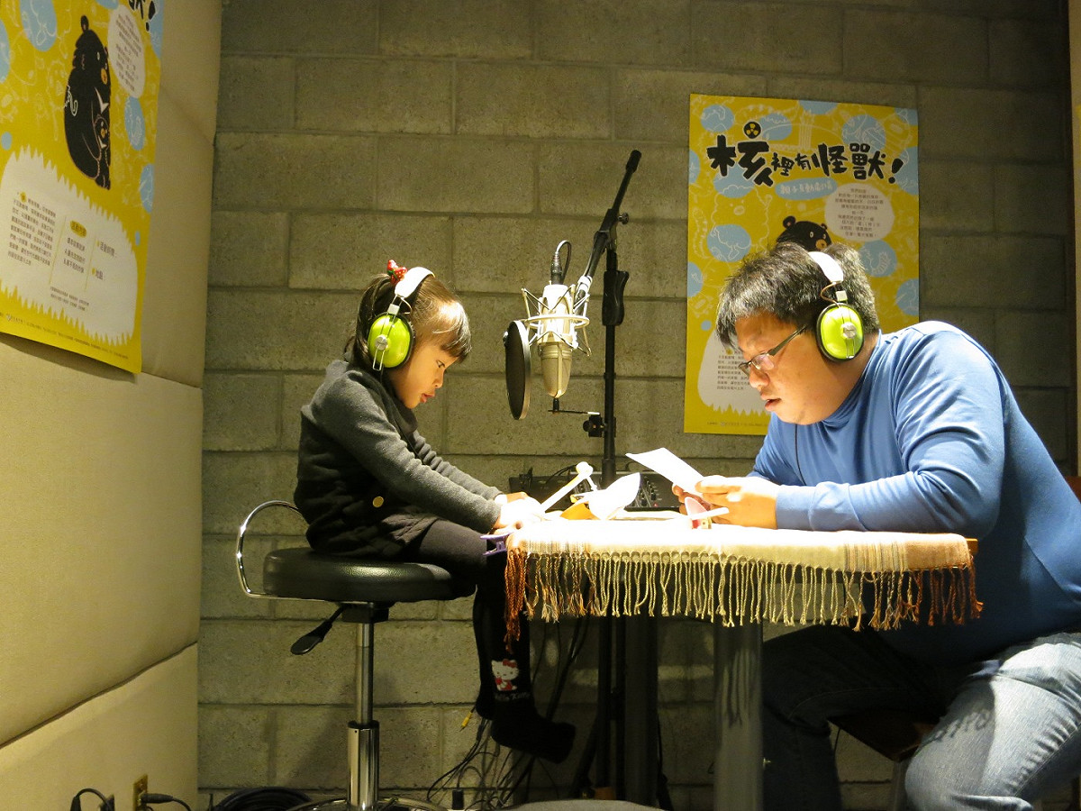 民進黨黨工26日帶著家裡小朋友錄製反核廣播宣傳帶。圖：林朝億/攝