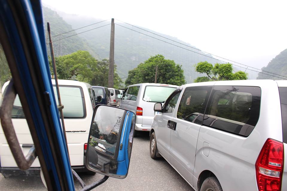 由於「慕谷慕魚」盛名遠播，每逢假日，大量9人座遊覽巴士湧入山區，衝擊環境及生態，引發族人不滿，今天採取抗議行動。圖之1：Taku Isak提供
