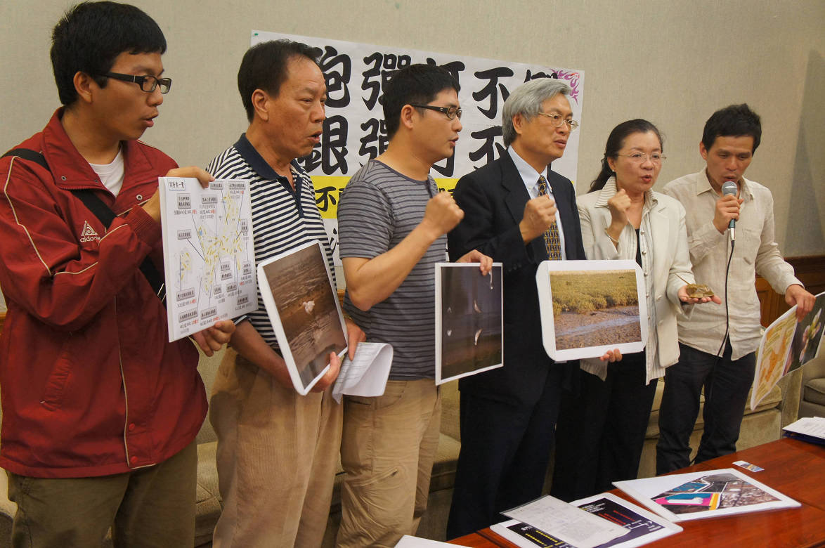 浯江守護聯盟今（24）日召開記者會，呼籲政府重視金門的自然與人文資產，嚴格把關，勿一味開發，破壞珍貴資源。圖：汪彥成/攝