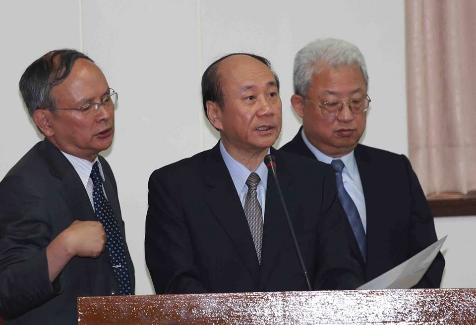 經濟部長張家祝8日上午到立法院經濟委員會備詢時表示，台電有評估要把核廢料放在無人島或人口較少的小島，至於是哪一個島嶼，現在還不能公布，因為會怕民眾為了補償金而遷移。圖：林雨佑/攝