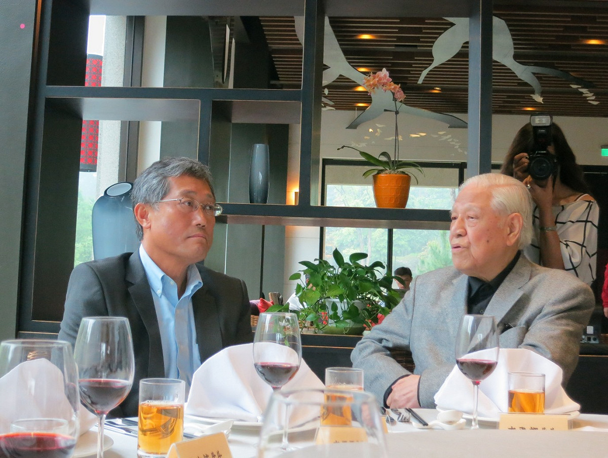 前總統李登輝11日前往新竹縣視察，並與友達光電董事長李焜耀閒聊。圖：林朝億/攝