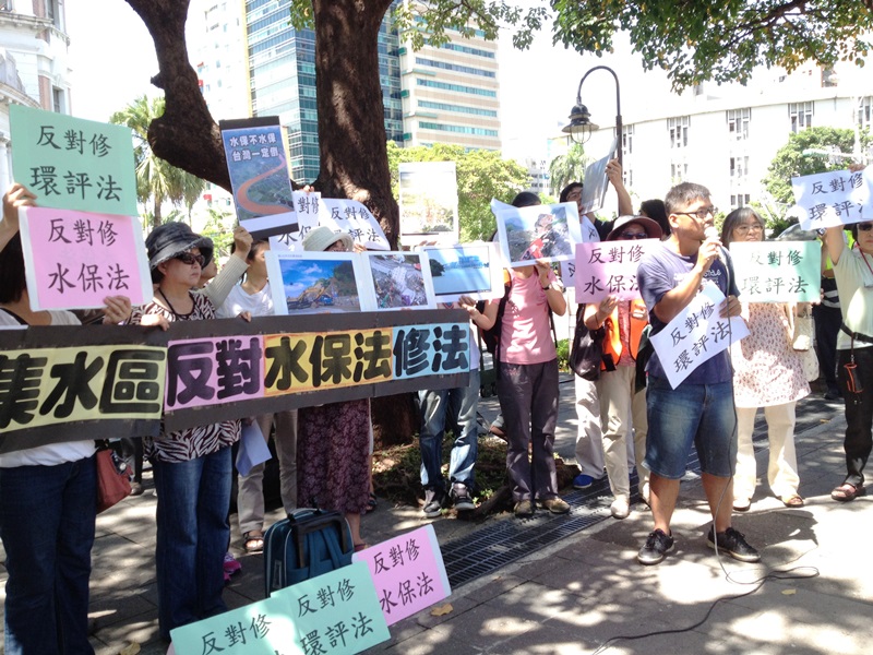 環保團體認為台灣的整體國土政策尚未改善，比方說水庫集水區相關法令近期遭到修改，9月初內政部更推出「全國區域計畫草案」鬆綁開發，引起環團頻頻抗議。圖：新頭殼資料照片