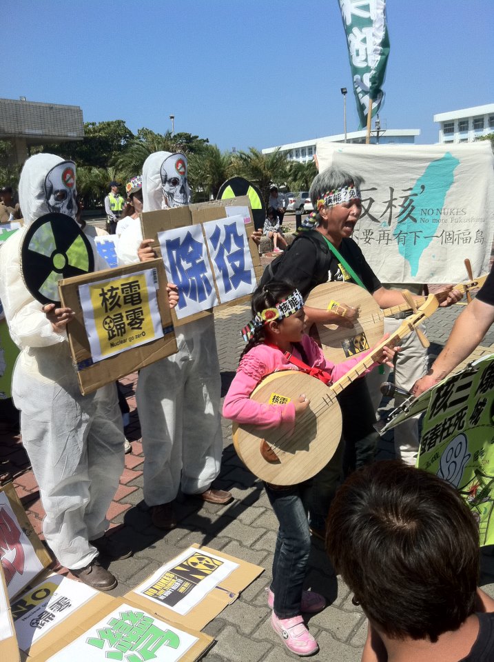 屏東核三廠反核現場有恆春民謠藝師也帶著學生，彈月琴編唱反核歌謠。圖:翻攝自洪輝祥臉書