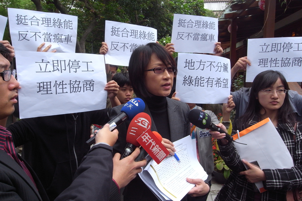 英華威公司今（2）日上午召開記者會，澄清居民對興建風機的諸多質疑。不過聲援苑裡居民的學生今天也出現在記者會現場踢館，高喊「挺合理綠能，反不當瘋車」等口號，要求英華威立即停工與居民協商。圖：楊宗興/攝